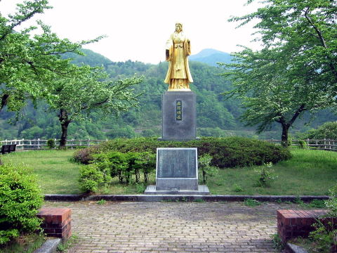 麻那姫の像