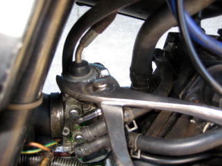 スロットルケーブルの取り外し スロットルケーブルの取り外し